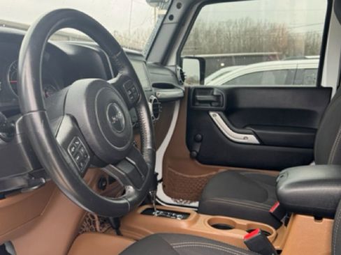 Used 2016 Jeep Wrangler Rubicon w/ Connectivity Group image 12