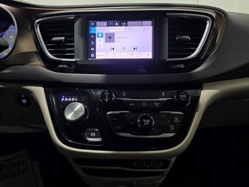 Used 2024 Chrysler Voyager LX image 13