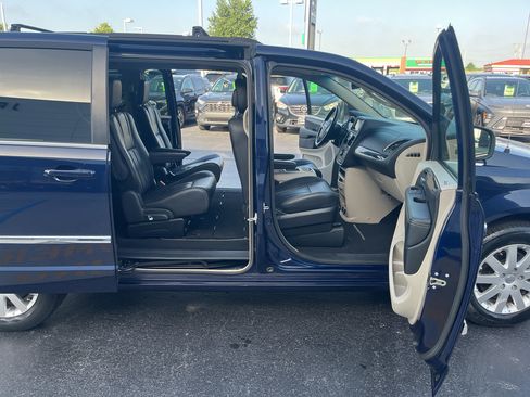 Used 2016 Chrysler Town & Country Touring FWD image 48
