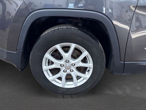 Used 2016 Jeep Cherokee Latitude w/ Cold Weather Group image 12