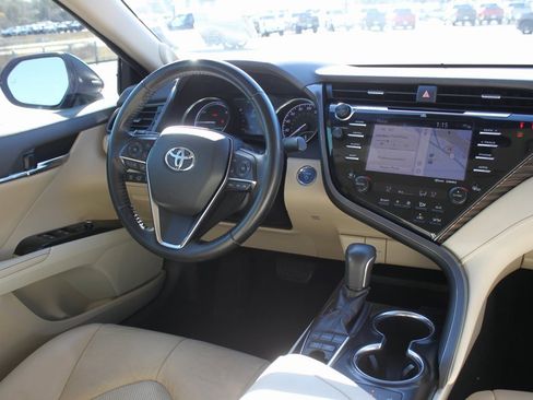 Used 2019 Toyota Camry XLE image 9