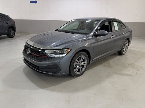 Used 2024 Volkswagen Jetta SE FWD image 4