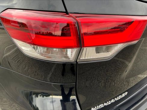Used 2017 Toyota Highlander SE image 28