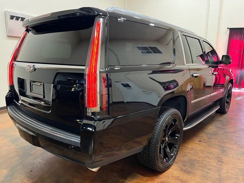 Used 2018 Cadillac Escalade ESV Luxury image 8