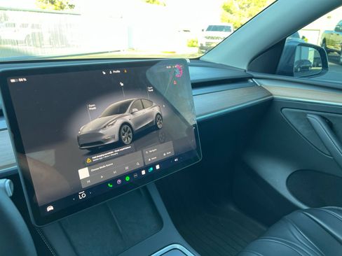Used 2025 Tesla Model Y Long Range RWD image 31