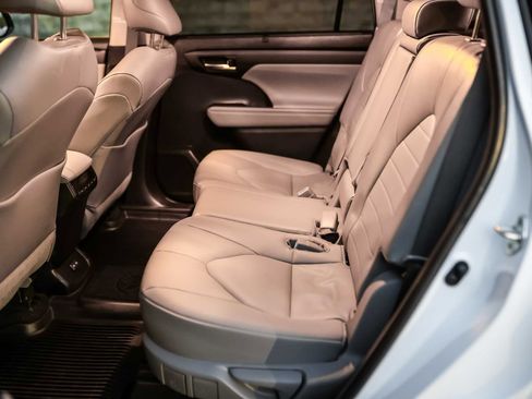 Certified 2023 Toyota Highlander XLE image 22