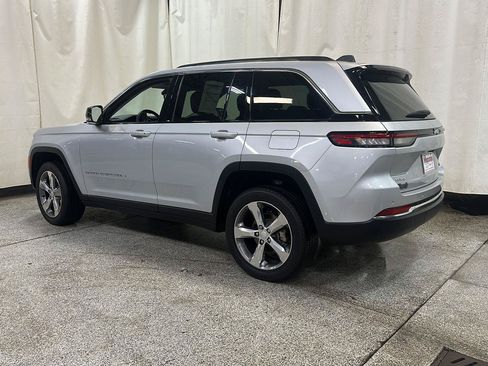 Certified 2022 Jeep Grand Cherokee Limited w/ Trailer Tow Prep Group (B) AWD/4WD image 3