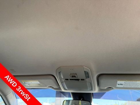 Used 2022 Toyota Highlander LE AWD/4WD image 16