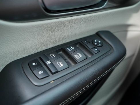 Used 2024 Chrysler Pacifica Touring-L image 21