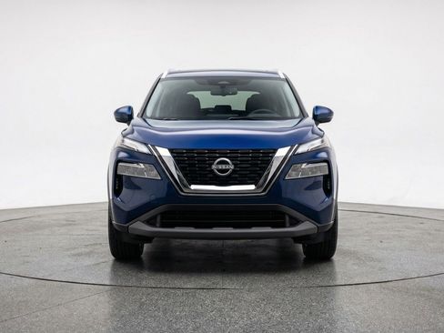 Used 2025 Nissan Rogue SV image 2