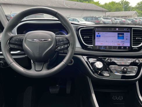Used 2025 Chrysler Pacifica Limited FWD image 2