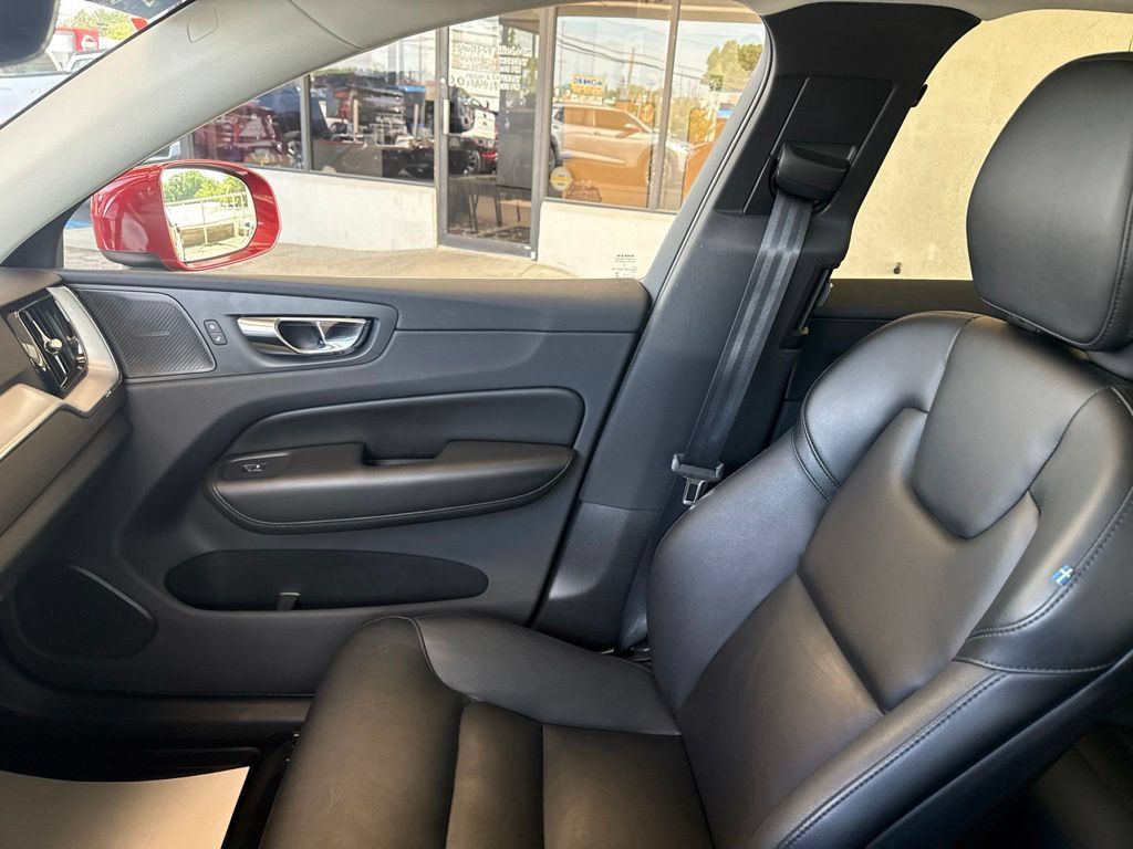 Used 2019 Volvo XC60 T5 Momentum w/ Multimedia Package AWD/4WD image 26