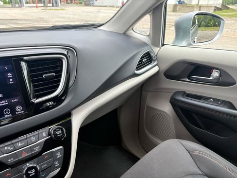 Used 2020 Chrysler Pacifica Touring w/ Advanced Safetytec Group FWD image 17