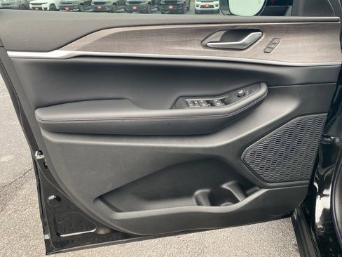 New 2025 Jeep Grand Cherokee Limited w/ Luxury Tech Group II image 9