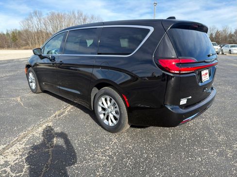 New 2026 Chrysler Pacifica Limited image 5