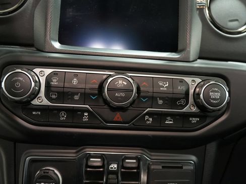 Used 2022 Jeep Wrangler Unlimited Sahara AWD/4WD image 10