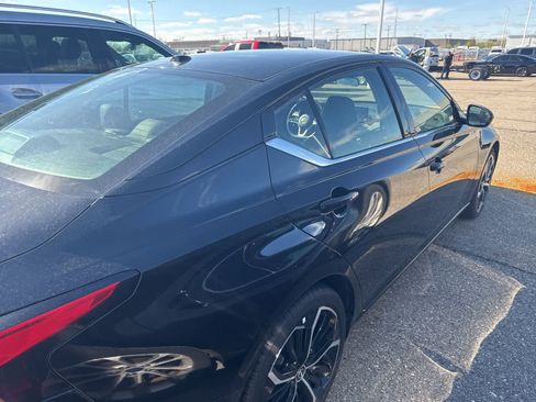 Used 2024 Nissan Altima 2.5 SR FWD image 9