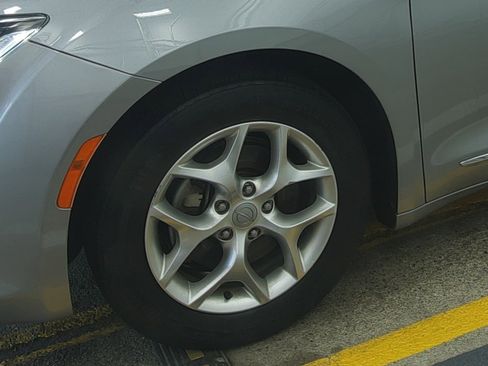 Used 2020 Chrysler Pacifica Limited image 7