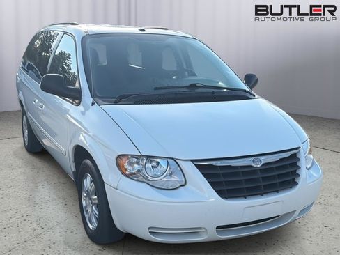 Used 2007 Chrysler Town & Country Touring FWD image 5