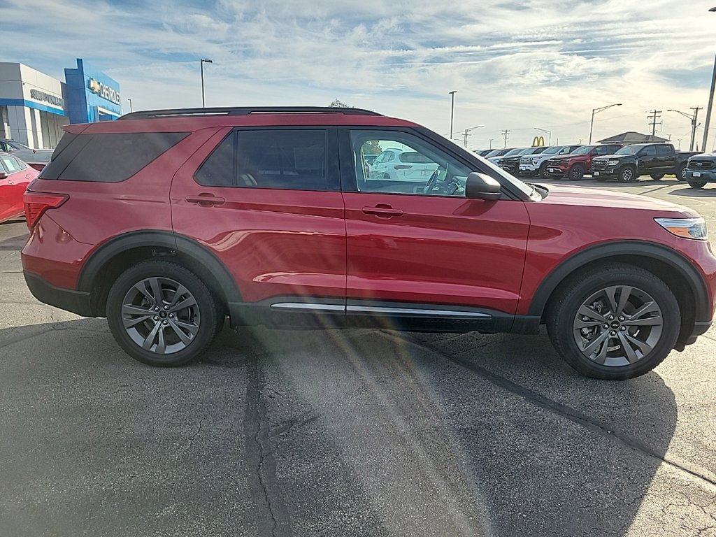 Used 2021 Ford Explorer XLT w/ Equipment Group 202A AWD/4WD image 4