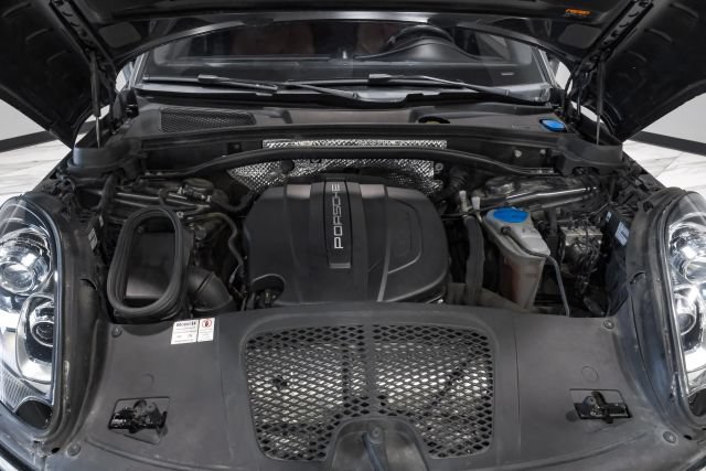Used 2018 Porsche Macan Sport Edition AWD/4WD image 60