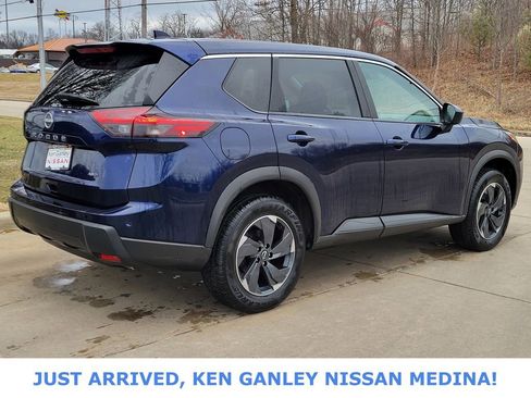 Used 2025 Nissan Rogue SV image 3