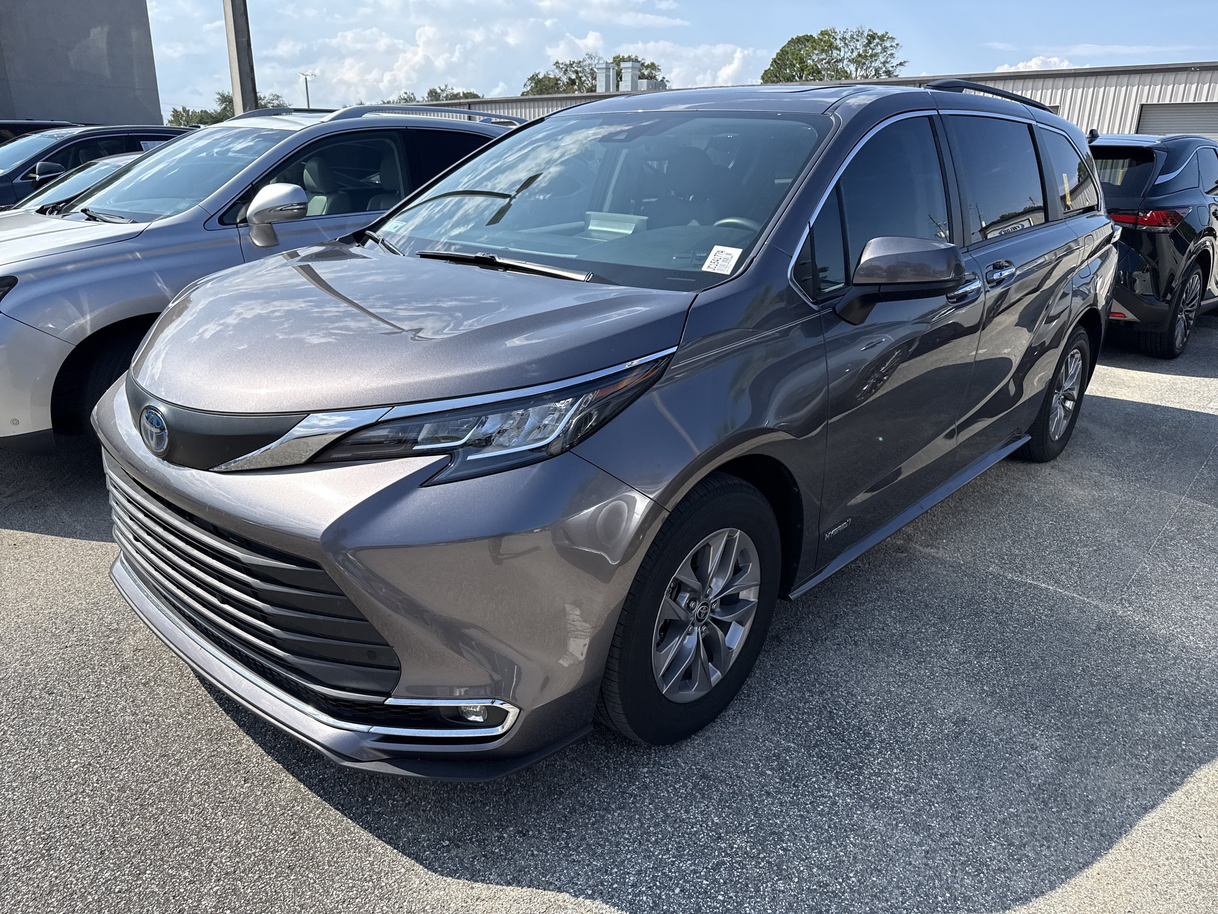 Used 2021 Toyota Sienna XLE FWD image 2
