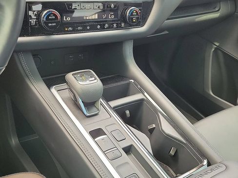 Used 2025 Nissan Pathfinder Platinum FWD image 17