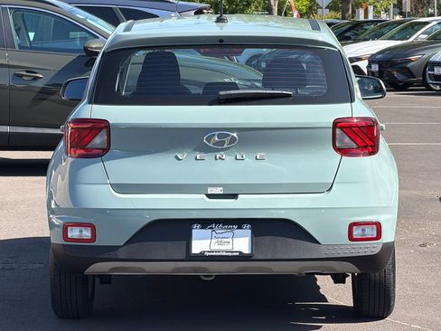 Certified 2025 Hyundai Venue SE FWD image 9