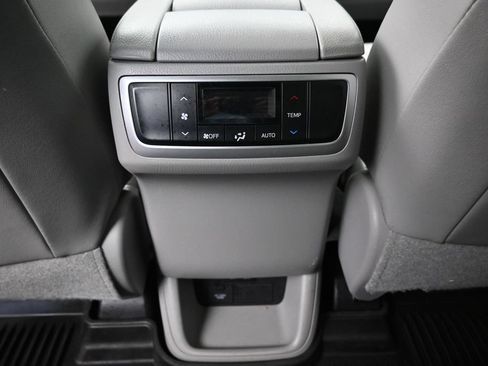 Used 2019 Toyota Highlander XLE AWD/4WD image 28