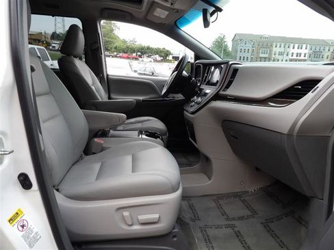 Used 2016 Toyota Sienna XLE image 15