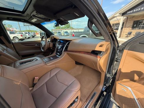 Used 2017 Cadillac Escalade AWD Platinum image 10