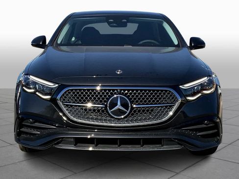 Used 2025 Mercedes-Benz E 350 4MATIC Sedan image 3