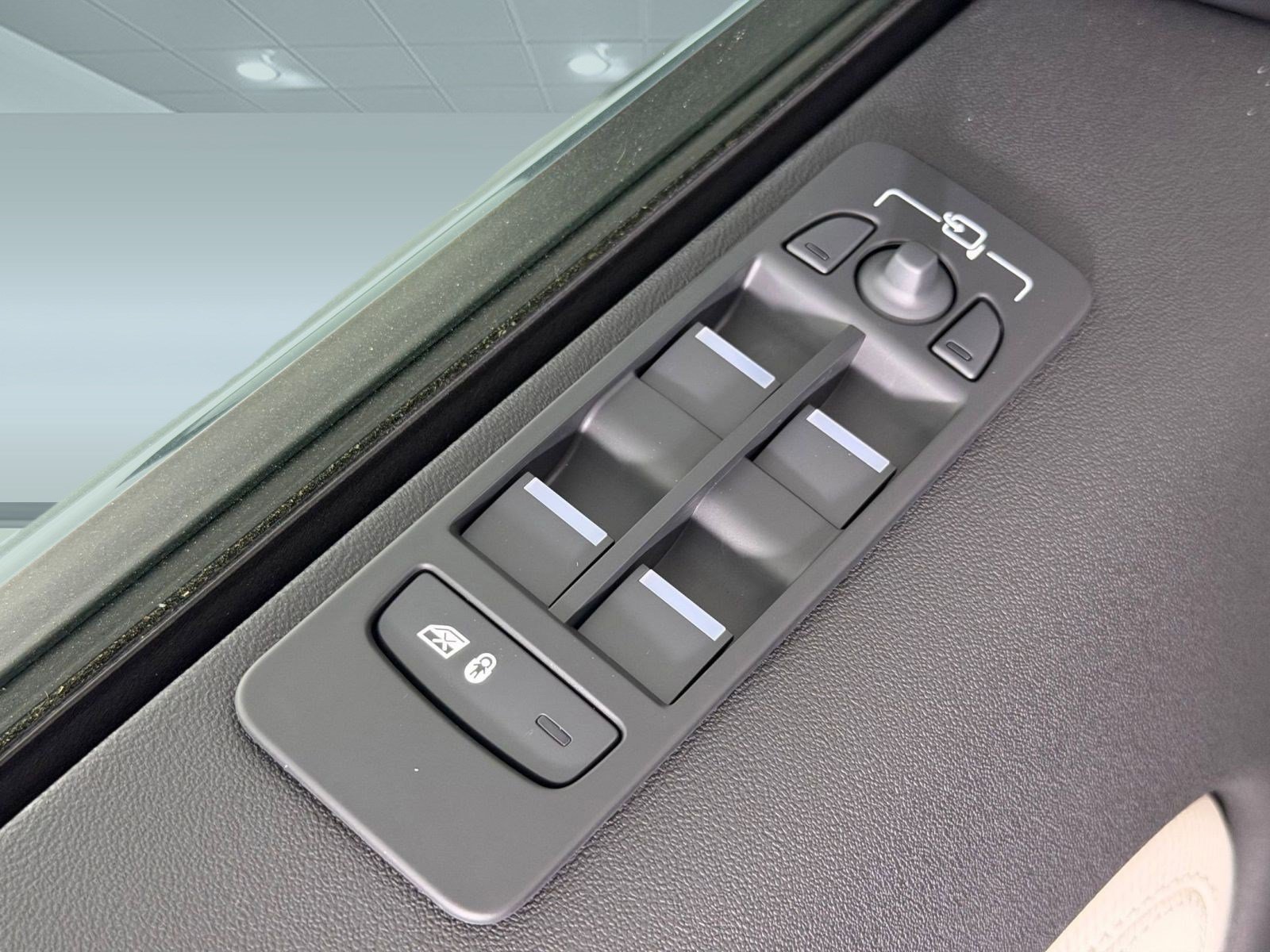 Used 2026 Land Rover Discovery Sport Landmark AWD/4WD image 11