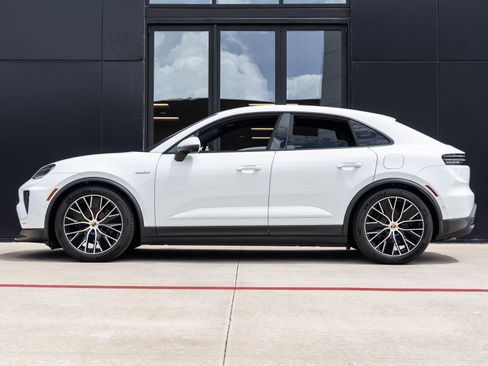 Certified 2025 Porsche Macan Electric image 2