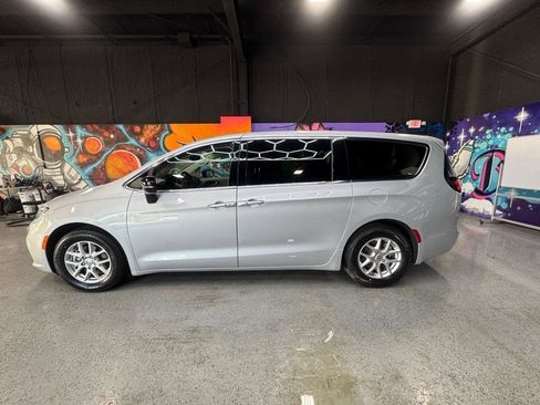 Used 2024 Chrysler Pacifica Touring-L FWD image 2