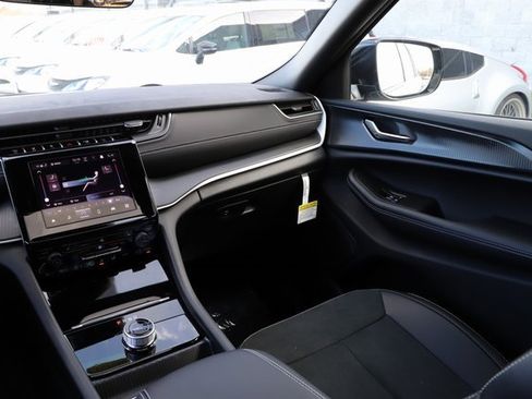 New 2025 Jeep Grand Cherokee Altitude image 24