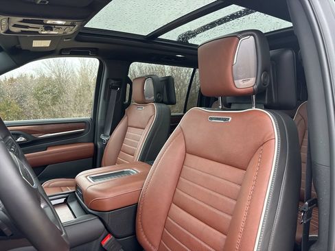 Used 2024 GMC Yukon XL Denali Ultimate w/ LPO, Illumination Package AWD/4WD image 15