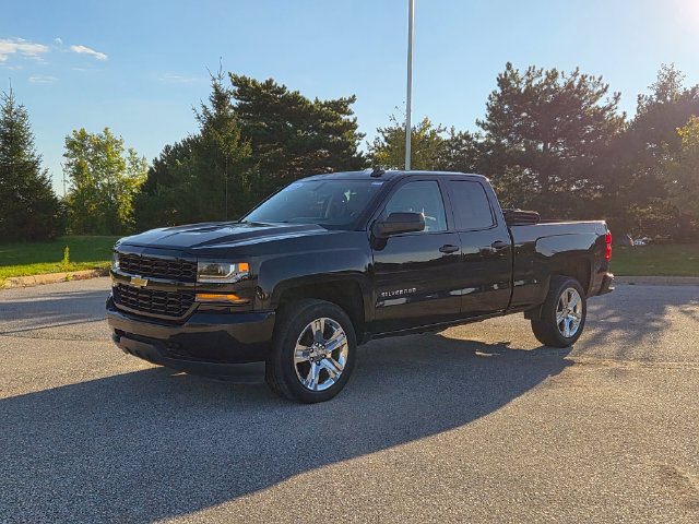 Used 2019 Chevrolet Silverado 1500 Custom w/ Custom Convenience Package AWD/4WD image 1