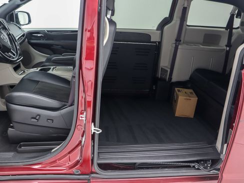 Used 2020 Dodge Grand Caravan SXT FWD image 18