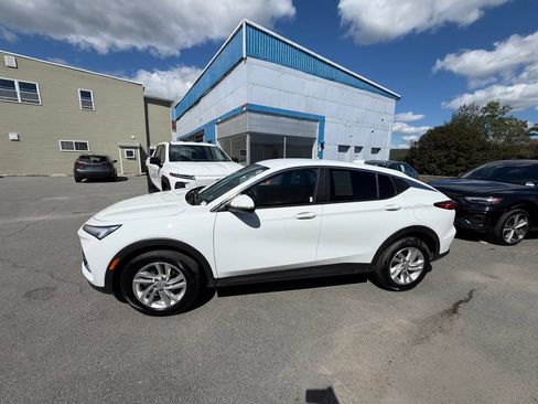Used 2025 Buick Envista Sport Touring FWD image 2