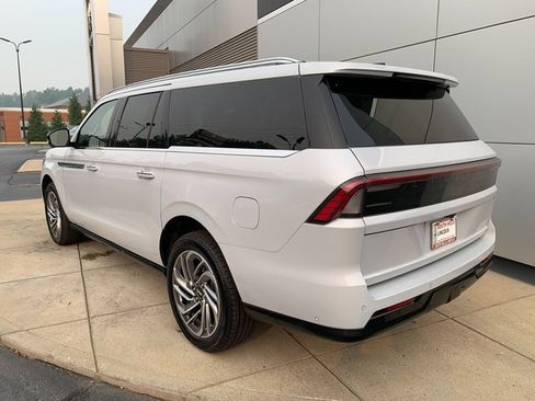 Certified 2025 Lincoln Navigator L Reserve AWD/4WD image 3