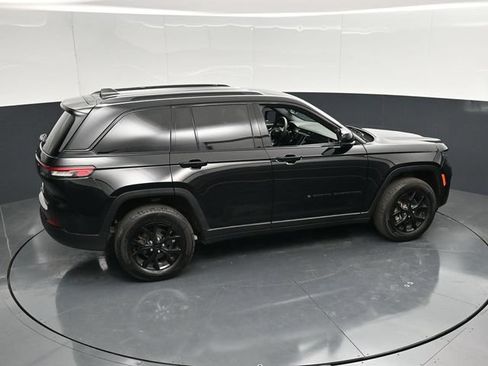 Used 2025 Jeep Grand Cherokee Altitude AWD/4WD image 43