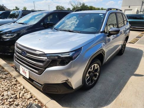 Used 2025 Subaru Forester Premium AWD/4WD image 2