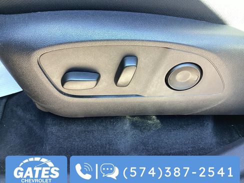 Used 2025 Chevrolet Traverse LT image 19