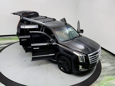 Used 2019 Cadillac Escalade Luxury AWD/4WD image 36