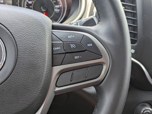 Used 2019 Jeep Cherokee Latitude Plus FWD image 26