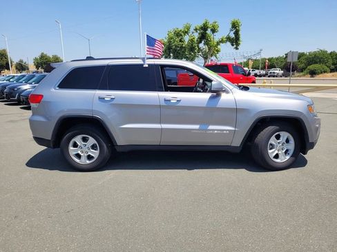 Used 2016 Jeep Grand Cherokee Laredo image 3