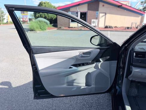 Used 2017 Toyota Camry XLE FWD image 11