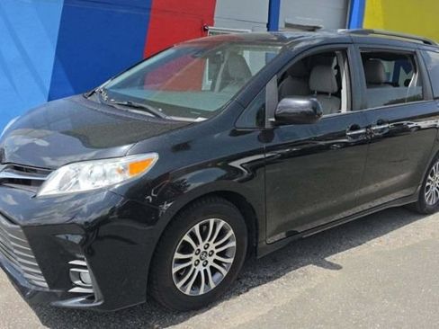Used 2020 Toyota Sienna XLE FWD image 1